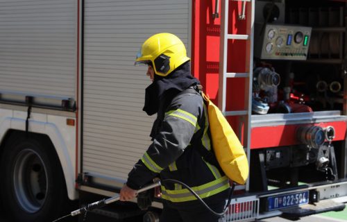 Izbio požar u Makišu: Veliki broj vatrogasaca kod Ranžirne stanice