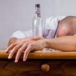 Mamurluk i dalje bez pravog "leka": Stručnjaci objašnjavaju da li pomaže čuveno "klin se klinom izbija"