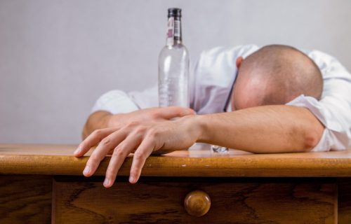 Mamurluk i dalje bez pravog "leka": Stručnjaci objašnjavaju da li pomaže čuveno "klin se klinom izbija"
