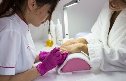 "Sapun nokti" su novi bjuti trend: Sve što treba da znate o savršeno čistom i sjajnom manikiru