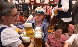 Šta mislite koliko košta pivo na Oktoberfestu?