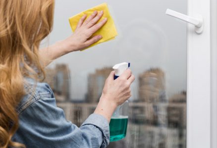 Ruski trik za pranje prozora bez hemije: Ova jeftina smesa staklo ostavlja savršeno čistim i bez tragova
