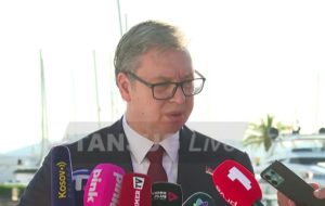 (UŽIVO) Vučić se obraća iz Tivta: “Protiv mene dugo vode brutalnu kampanju u Crnoj Gori” (VIDEO)