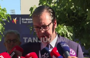 (UŽIVO) Vučić se obraća iz Tivta: “Gradonačelnik Cetinja nikada ne bi video takav transparent, pozivam ga u Beograd” (VIDEO)
