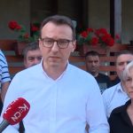 Petković u Vučku obišao porodicu sa Kosova: Pozvao sve interno raseljene da glasaju 7. juna (VIDEO)