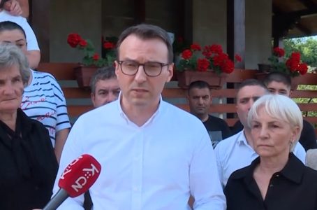Petković u Vučku obišao porodicu sa Kosova: Pozvao sve interno raseljene da glasaju 7. juna (VIDEO)