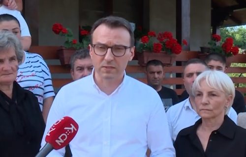 Petković u Vučku obišao porodicu sa Kosova: Pozvao sve interno raseljene da glasaju 7. juna (VIDEO)