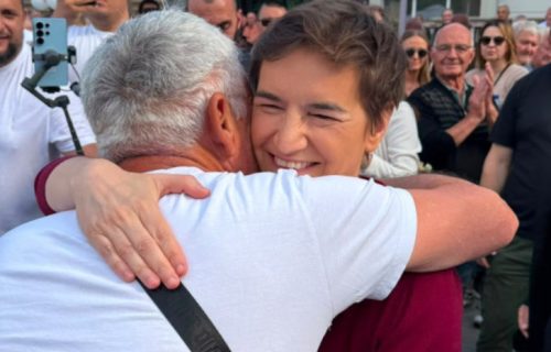 Ana Brnabić srdačno dočekana u Novim Banovcima: Građani pokazali ljubav prema Srbiji (VIDEO)