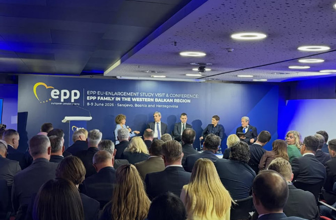 “Nastavljamo da radimo na evropskom putu Srbije”: Brnabić u Sarajevu na panelu u organizaciji EPP (FOTO)