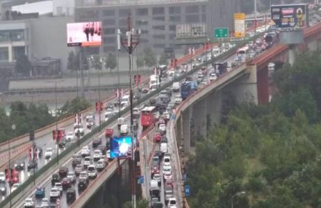 Kiša i udesi paralisali Beograd: Gužve u prestonici, automobili mile – ove deonice treba izbegavati (FOTO)