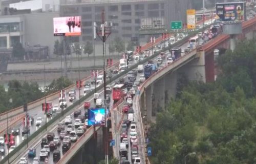 Kiša i udesi paralisali Beograd: Gužve u prestonici, automobili mile - ove deonice treba izbegavati (FOTO)