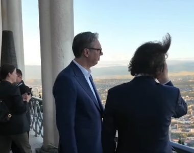 Vučić u vožnji žičarom u Gruziji: “Razmišljam kako da naši gradovi budu lepši i moderniji” (VIDEO)