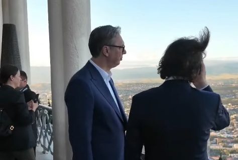 Vučić u vožnji žičarom u Gruziji: "Razmišljam kako da naši gradovi budu lepši i moderniji" (VIDEO)