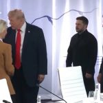 Zelenski stoji "kao pokisao": Tramp se pozdravlja sa svima, on uzalud čeka svoj red (VIDEO)