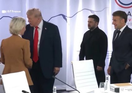 Zelenski stoji “kao pokisao”: Tramp se pozdravlja sa svima, on uzalud čeka svoj red (VIDEO)