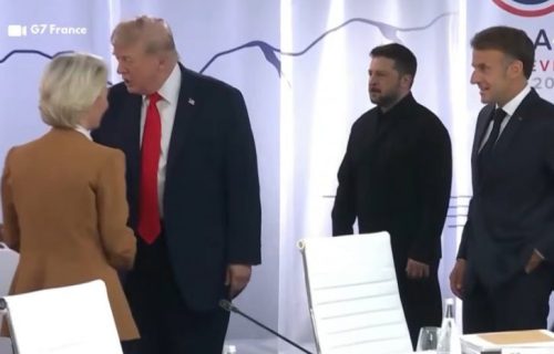 Zelenski stoji "kao pokisao": Tramp se pozdravlja sa svima, on uzalud čeka svoj red (VIDEO)