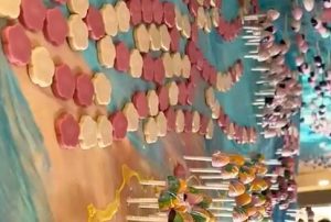 Prvi čokoladni tunel: Posetioci su mogli da beru čokoladne praline, u prolazu (VIDEO)