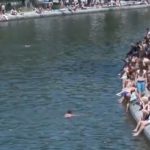 Pariz pod toplotnim talasom: Kanal Sen-Marten postao improvizovano kupalište, uprkos upozorenjima vlasti (VIDEO)