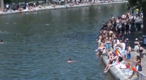 Pariz pod toplotnim talasom: Kanal Sen-Marten postao improvizovano kupalište, uprkos upozorenjima vlasti (VIDEO)