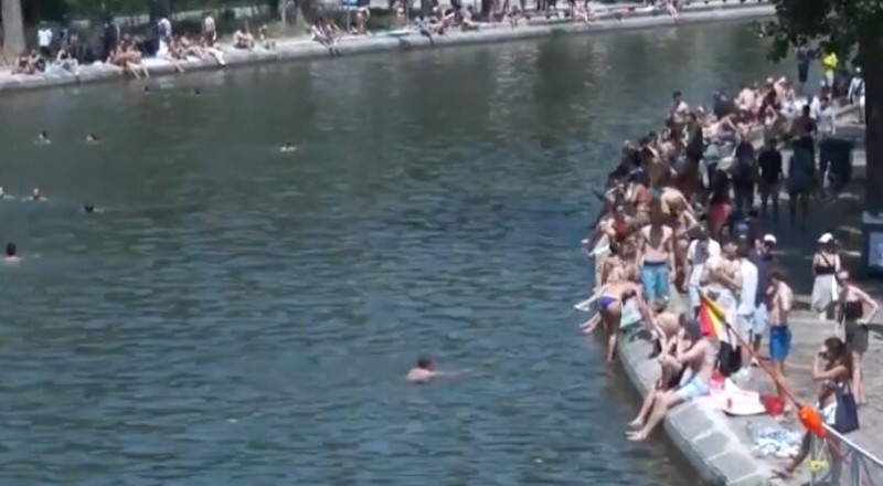 Pariz pod toplotnim talasom: Kanal Sen-Marten postao improvizovano kupalište, uprkos upozorenjima vlasti (VIDEO)