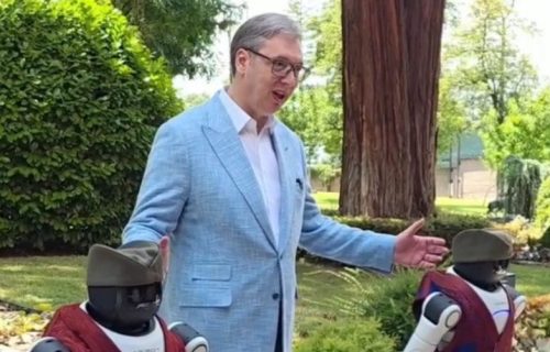 Vučić zaigrao "Moravac" sa robotima Milutinom i Dragutinom: Pozvao građane na skup 27. juna (VIDEO)