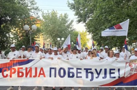 “Srbija pobeđuje”: Grupa građana koja je krenula iz Aranđelovca na skup u subotu u Beogradu stigla u Lazarevac