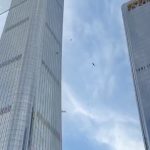 Nesreća u Pekingu: Avion se zakucao u jednu od najviših zgrada na svetu, delovi letelice padaju sa nebodera (VIDEO)