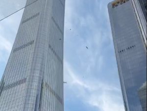 Nesreća u Pekingu: Avion se zakucao u jednu od najviših zgrada na svetu, delovi letelice padaju sa nebodera (VIDEO)