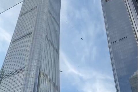 Nesreća u Pekingu: Avion se zakucao u jednu od najviših zgrada na svetu, delovi letelice padaju sa nebodera (VIDEO)