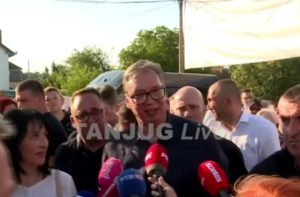 (UŽIVO) Vučić u Oplaniću kod Kraljeva: Dočekao ga veliki broj meštana i Srbi sa KiM (VIDEO)