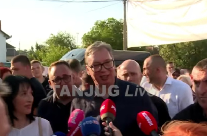 Vučića u Oplaniću kod Kraljeva dočekao ga veliki broj meštana: “Hoćemo da zajedno gradimo budućnost” (VIDEO)