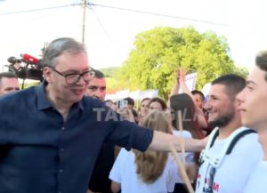 Srbi sa KiM predsedniku Vučiću u Oplanićima uručili ikonu Svetog Lazara