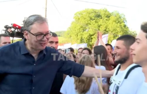 Srbi sa KiM predsedniku Vučiću u Oplanićima uručili ikonu Svetog Lazara