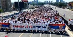 Kolona ljudi na Brankovom mostu: Veliki broj građana pristiže na skup isped Skupštine (FOTO)