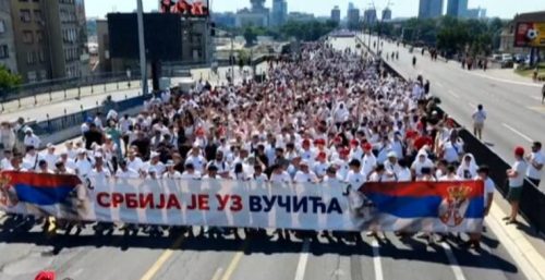 Kolona ljudi na Brankovom mostu: Veliki broj građana pristiže na skup isped Skupštine (FOTO)