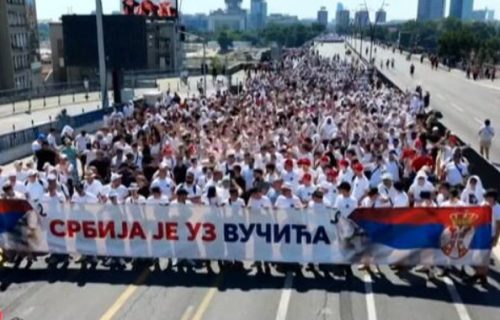 Kolona ljudi na Brankovom mostu: Veliki broj građana pristiže na skup isped Skupštine (FOTO)