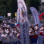 (UŽIVO) Na skupu Srbija jedna porodica ispred Skupštine počeo muzički program: Veliki broj zastava "Srbija pobeđuje"