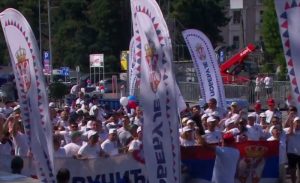 (UŽIVO) Na skupu Srbija jedna porodica ispred Skupštine počeo muzički program: Veliki broj zastava “Srbija pobeđuje”