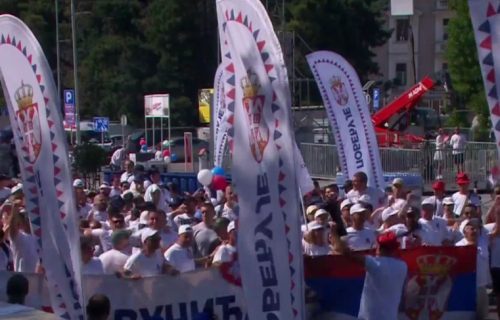 Na skupu Srbija jedna porodica ispred Skupštine počeo muzički program: Veliki broj zastava "Srbija pobeđuje"