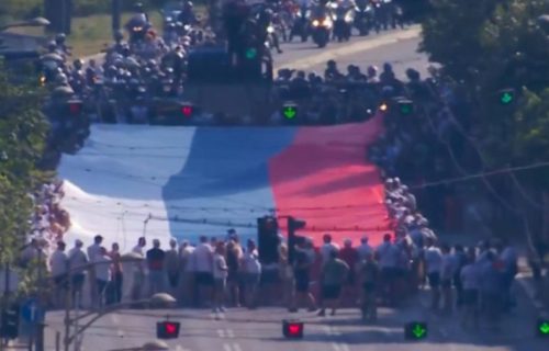 Razvijena srpska zastava teška jednu gotovo tonu na skupu "Srbija jedna porodica" (FOTO)