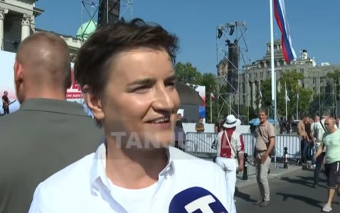 Brnabić: “Građani koji pristižu na skup već poslali poruku da je Srbija jedna porodica”