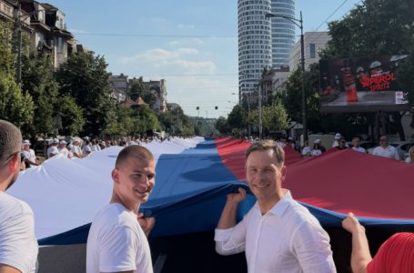 Ministar Mali sa istorijskom srpskom trobojkom: “Ponosni na srpsku trobojku! Srbija pobeđuje” (FOTO)