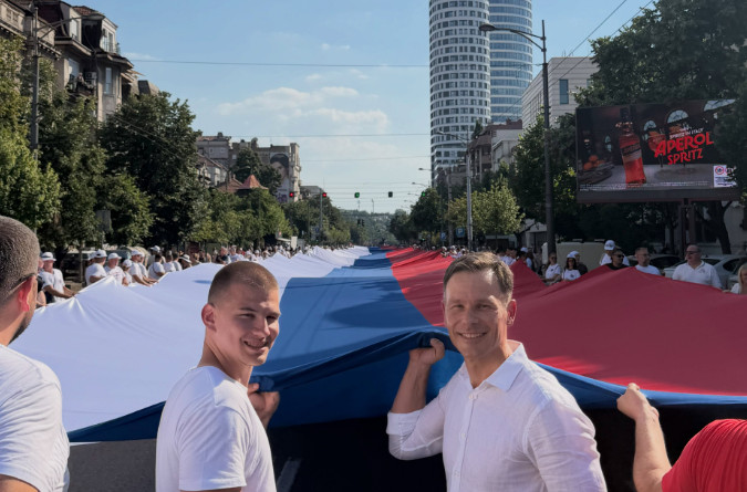 Ministar Mali sa istorijskom srpskom trobojkom: “Ponosni na srpsku trobojku! Srbija pobeđuje” (FOTO)