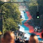 Razvijena srpska zastava teška jednu gotovo tonu na skupu "Srbija jedna porodica" (FOTO)