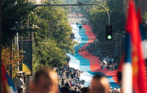 Razvijena srpska zastava teška jednu gotovo tonu na skupu “Srbija jedna porodica” (FOTO)