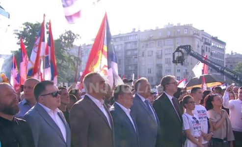 (UŽIVO) Počeo program skupa “Srbija jedna porodica” ispred Skupštine: Himnom Srbije započeta manifestacija