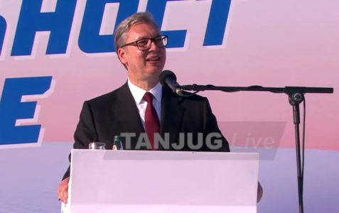 (UŽIVO) Vučić se obraća na skupu “Srbija jedna porodica” ispred Skupštine: “Hvala na veličanstvenom dočeku” (VIDEO)