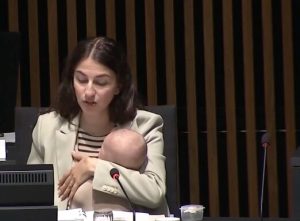 Švedska ministarka dovela tromesečnu bebu na sastanak EU: Simbol porodične politike ili nova slika savremenog roditeljstva? (VIDEO)