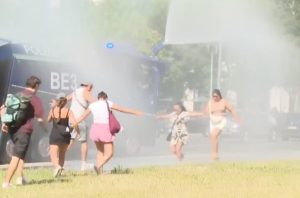 Žovot u Evropi na 40 plus: Građani spas od vreline traže u robnim kućama, garažama i pod mlazevima vode (VIDEO)