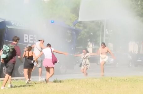 Žovot u Evropi na 40 plus: Građani spas od vreline traže u robnim kućama, garažama i pod mlazevima vode (VIDEO)